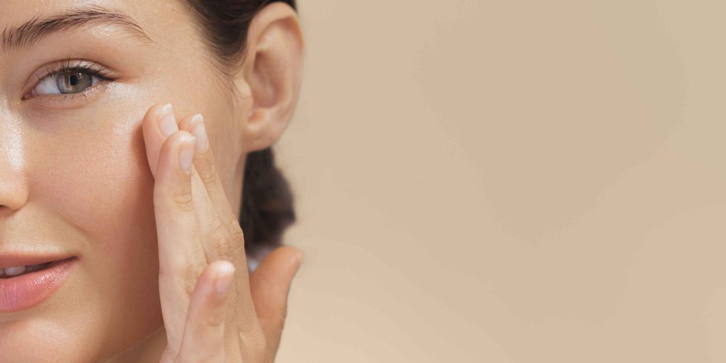 Our skin takes care of its moisture balance. But from time to time we should help it be hydrated.